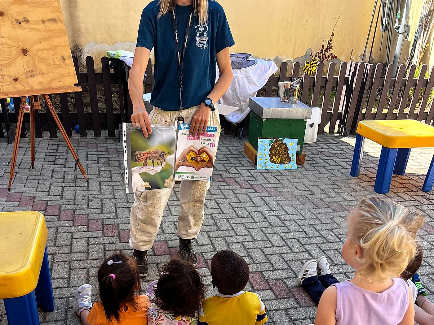 Laboratorio didattico con i bambini alla scoperta delle api e del favo