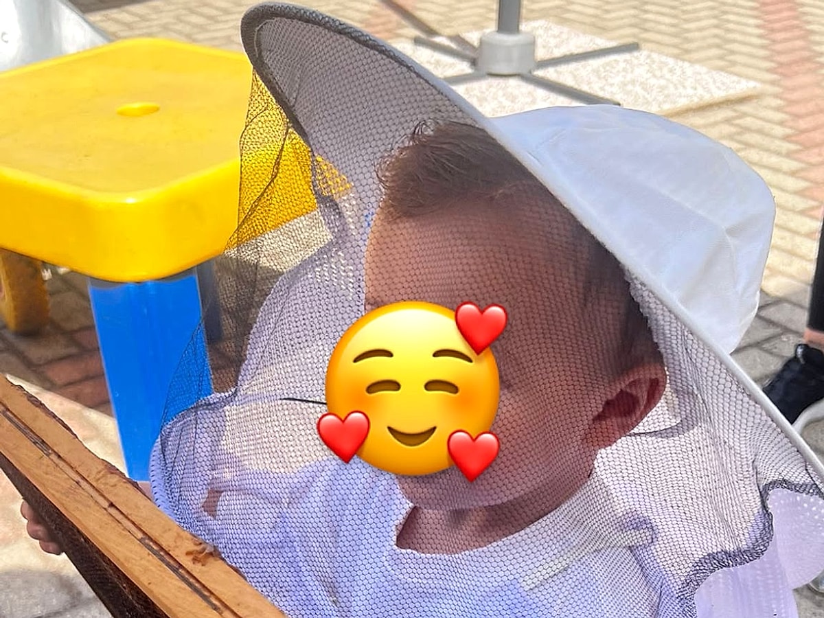 Bambino con cappello e maschera da piccolo apicoltore